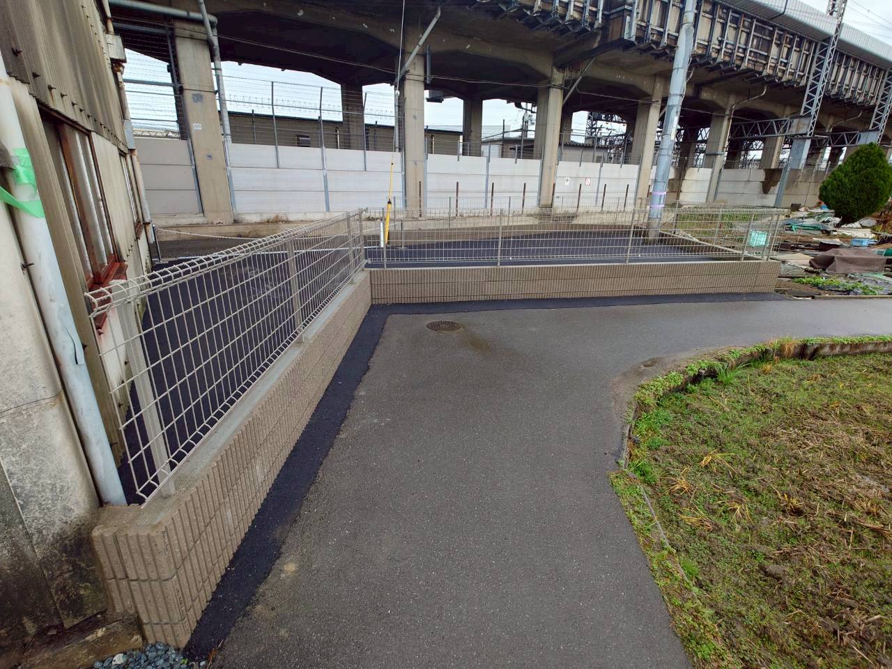 摂津市の工務店・岡田工務店が施工したフェンス・アスファルト敷外溝工事の完成後
